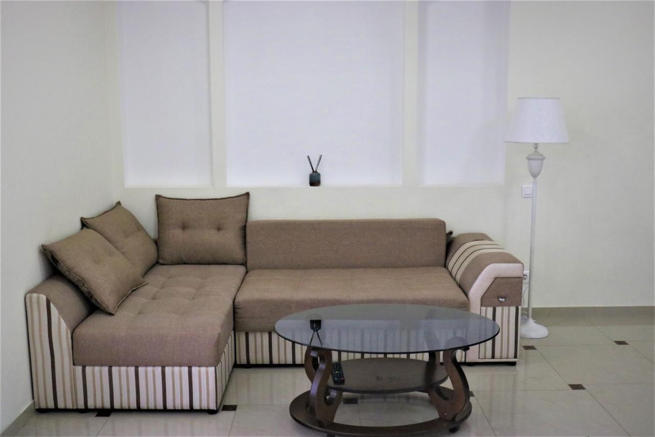 2 Bedroom And Living In Center Of On Armeneasca Street
